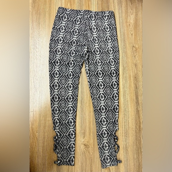 Poof Black and White Patterned Leggings Size M Geometric Print - Picture 6 of 6